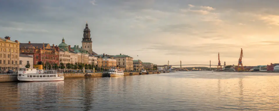 Illustrerat panorama över Göteborgs hamn med historiska byggnader, båtar, bro och hamnkranar i kvällsljus